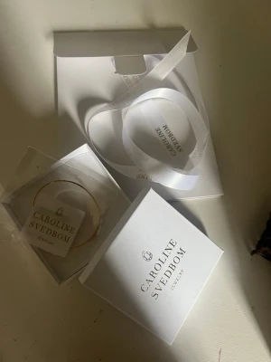 Guldfärgat armband Caroline Svedbom - HELT NYTT oöppnat Caroline Svedbom arband. Originalpris 800