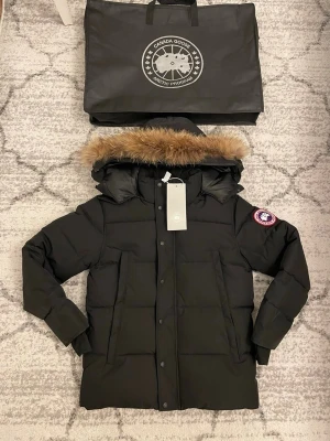 Canada goose jacka - Storlek M skriv gärna vid intresse 