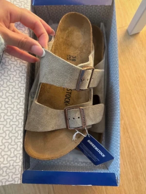 BIRKENSTOCK  - Birkenstocks i modellen Arizona färgen taupe storlek 38, helt nya!