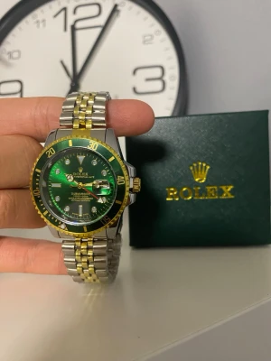 Rolle klocka grön urtavla med guld på länken - Helt ny Rolle, skriv om ni undrar något..                          Liten box följer med (första bilden)