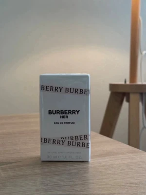 Burberry Her Eau de Parfum 30ml - Burberry Her Eau de Parfum 30 ml. Ord pris 1025! Oanvänd och plomberad💘 Suuuperfin doft!!