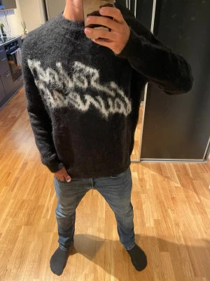 Svart stickad tröja Saint Laurent - Svart helt ny Saint Laurent tröja! Skick: helt ny med tagg! Storlek:M Hör av dig om du har några frågor😁Modell: 178cm 70kg
