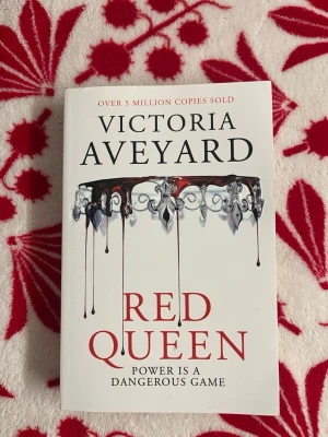 Red Queen av Victoria Aveyard - Red Queen är en spännande dystopisk roman av Victoria Aveyard. Boken är på engelska och handlar om makt, svek och en värld uppdelad av blod. Säljer denna bok då den är köpt för några år sen och ännu inte har blivit läst, därför i väldigt bra skick. Frakt ingår ej.