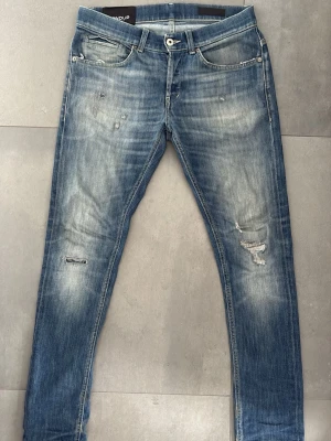 Dondup Jeans - Har både slitningar och fades.