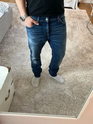 Tiger of Sweden jeans  - Tiger of Sweden Jeans Evolve | skick 9/10 | Storlek 32/34 | Pris - 399kr | Modellen är ca 181cm lång | Hör av dig vid minsta fråga eller fundering!! 