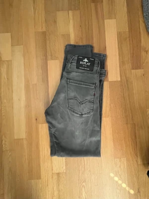 Replay jeans - Storlek 31x32👍                                               Modellen är anbass slim fit🔥                       Skickas oftast samma dag📦                              Det är snygga gråa jeans från Replay med smal passform och klassiska fem fickor. Jeansen har slitna detaljer och tydliga sömmar på bakfickorna. Perfekta för dig som gillar en modern och avslappnad stil.