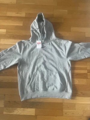 Nike Nocta Hoodie - Säljer en helt ny Nocta hoodie av anledningen då den är för stor för mig. Passformen är baggy