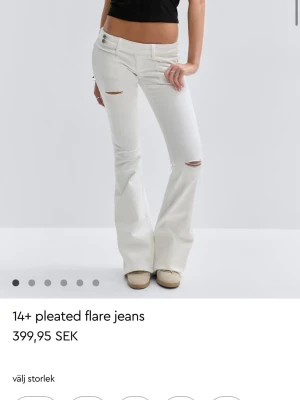 Vita utsvängda jeans från Gina helt nya - Säljer ett par vita jeans från Gina i Xss. Helt nya lappen kvar. 