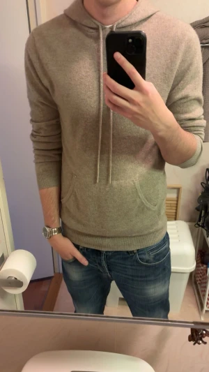 John Henric Kashmirhoodie - Säljer denna stilrena kashmirhoodien från John Henric. Schysst passform och jättefin kvalitet. Nypris ligger runt 2500kr ish. Mycket bra skick, inga synliga tecken på användning. Tveka inte på att skriva om du har några frågor eller funderingar‼️