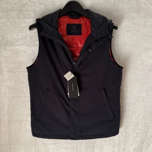 Massimo dutti väst - Säljer nu denna riktigt feta HELT nya Massimo dutti väst, perfekt nu till hösten och vintern❄️🍂 | Passform: Storlek S || PRIS KAN DISKUTERAS! | Hör av dig vid minsta fundering eller behov av mer bilder👊🏼😊