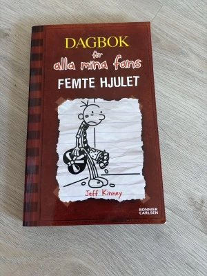 Dagbok för alla mina fans: Femte hjulet - Köpte boken för ett tag sedan men är i bra skick! Vissa sidor är vikta på kanten för jag använde det för att veta vart jag var i boken. Pris kan absolut diskuteras!!💗💗