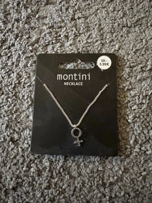 Ett silvrigt halsband med kvinnosymbolen - Säljer ett silvrigt halsband, från Ur & Penn med kvinnosymbolen. Halsbandet har en tunn kedja. Perfekt accessoar för att lyfta din stil.