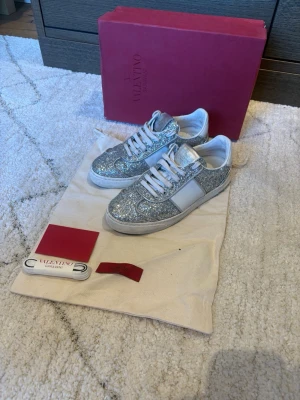 Valentino flycrew - SALE UTFÖRSÄLJNING! ÄKTA Fly crew i MKT bra skick i strl. 36.5. Skorna saknar 3 nitar. Vi säljer inga kopior!
