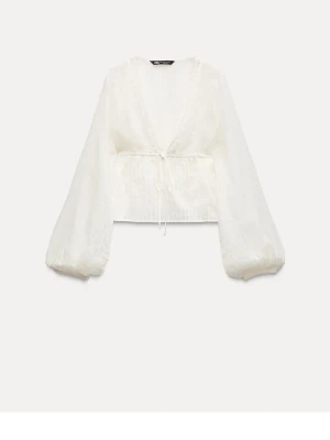 vit blus zara - säljer denna söta vita blusen ifrån Zara.  Köpte för ca ett halvår sen men bara använt 2 gånger pga att det inte är min stil. Köpte för 329kr och säljer för 250kr