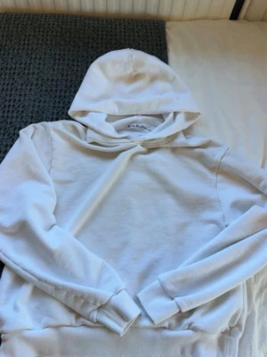 Acne Studio Fleece Logo Hoodie - Dusty White - Säljer min stilrena och ikoniska Fleece Logo Hoodie från Acne Studios i färgen "Dusty White". En riktigt snygg och modern hoodie som passar perfekt för en avslappnad stilren look.  Storlek: XS   Nypris: 7000