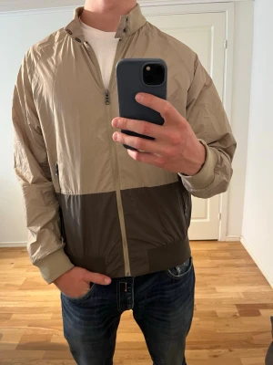 Colmar cardiganjacka  - Säljer denna sjukt snygga cardiganjackan från Colmar⭐️ Färgen är beige och storleken är M✅ Den har inga defekter och skicket är utomordentligt🙌🤝 Sjukt najs passform och passar perfekt till hösten☀️🙌 Tveka inte på att höra av er dig vid minsta fråga eller fundering😊
