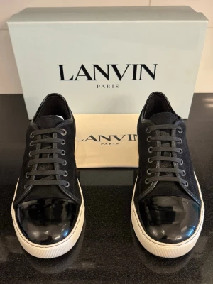 Lanvin Skor - Feta Lanvin skor i svart | UK 8 som motsvarar ca 42-43 | Dem är i ett grymt och skick få tecken av användning | Lanvin-dustbag följer med | Tveka inte att kontakta oss vid minsta fundering!