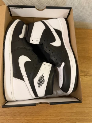 Jordan Air 1 Mid - Säljer mina helt nya Jordan Air 1 Mid i fint skick de är väldigt bekväma och passar till det mesta. Har även orginal kartong kvar. Hör gärna av dig vid frågor eller om du vill ha fler bilder. 