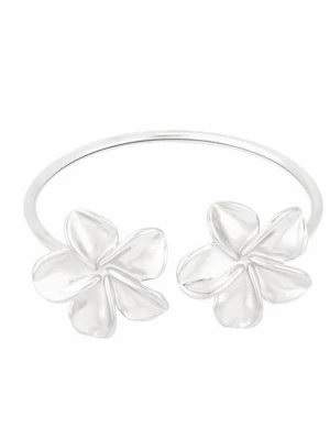 Silverfärgat armband med blommor - Armband i silverfärgad metall rostfritt stål med två stilrena blommor framtill. Blommorna har fem blad vardera och armbandet har en öppen design som ger en modern och trendig känsla. Perfekt accessoar för dig som gillar blommiga detaljer.