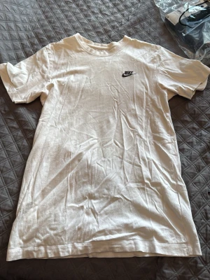 Vit Nike t shirt - Vit Nike t shirt, storlek S men kan även passa M. 