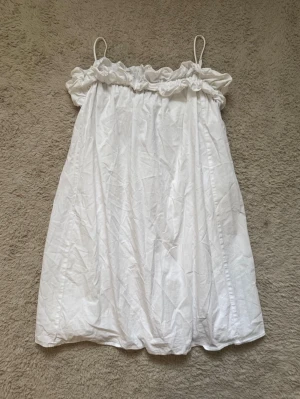 Fin vit klänning med volang  - Jättefin vit klänning ifrån H&M i storlek s🤎