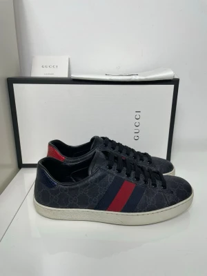 Gucci Ace Skor  - Säljer nu dessa Gucci Ace skor i uk 6 som motsvarar storlek 40, skriv för fler bilder,frågor! 