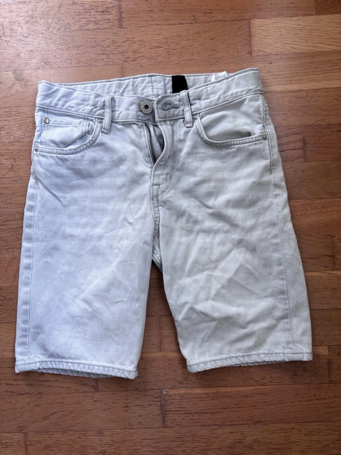 Ljusgrå denimshorts med fem fickor