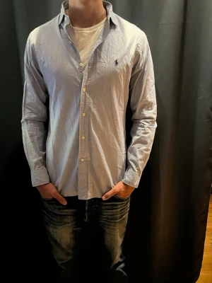Polo Ralph Lauren skjorta  - Riktigt schysst skjorta som aldrig är använd! Storlek M o har väldigt skön o bra passform. Hör av er vid frågor o funderingar 🙌