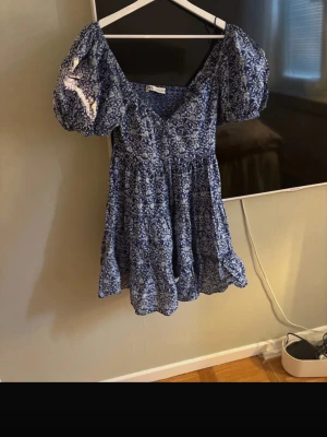 Zara klänning - Så söt klänning från Zara i storlek XS🩵