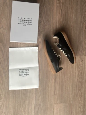 Maison margiela - Maison Margielas i storlek 44. Box medföljer och dustbags. Skorna skickas snabbt!