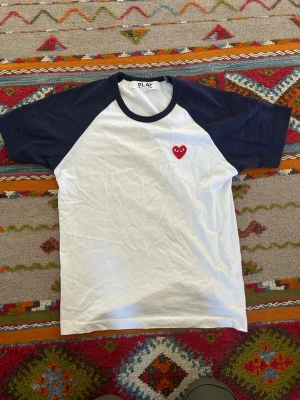 CDG T shirt  - Säljer nu denna helt nya CDG T-shirten. Väldigt snygg modell som är väldigt ovanlig att se. Säljer den för att den va lite för liten på mig. Storlek M och passar från 177-185 cm skulle jag säga! Bara höra av sig vid funderingar!😁✅ 