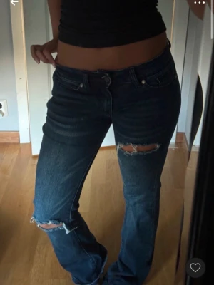 Snygga jeans - Skit snygga jeans men kommer inte till användning längre 💕 passar mig som har storlek S 