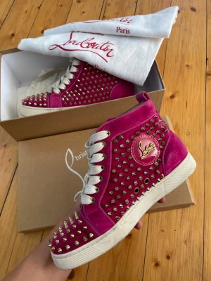 Christian Louboutin skor  - Hej, säljer nu dessa svin snygga Christian Louboutin skor. Skorna är i grymt skick! Begränsat antal boxar och dustbag. Hör av dig vid frågor.
