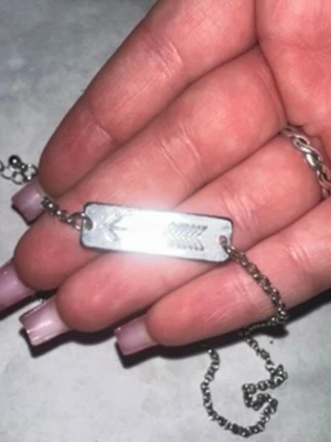 Silverfärgat Halsband med pilmotiv - Snyggt Halsband i silverfärgad metall med en rektangulär platta där ett pilmotiv är ingraverat. Kedjan är tunn och har små länkar, vilket ger ett stilrent och modernt intryck. Perfekt accessoar för dig som gillar minimalistisk design och detaljer. Passar alla stilar, livar upp varje Outfit! 🌷🤩