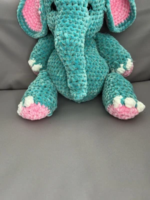 Virkad Elefant - En mysig och gosig Elefant! Virkad i härlig Baby Snuggel garn! Passar till barn! Säkerhetslgonen är fast monterade ordentligt
