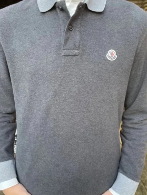 Moncler pike  - Riktigt clean långärmad piké från moncler! Perfekt för sommaren! Storlek M i super fint skick! 