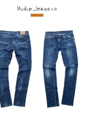 Blå jeans från Nudie Jeans - Snygga blå jeans från Nudie Jeans med klassisk femficksmodell och raka ben. Jeansen har subtila slitningar och kontrastsömmar på bakfickorna. Tillverkade i denim, skick 9/10 inga defekter