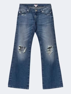 Jeans från Gina  - Säljer ett par blå jeans med slitningar och stora hål på båda knäna. Jeansen har låg midja, fem fickor och en klassisk knappgylf. Från Gina tricot 14+, i stl xxs! Som nya💕