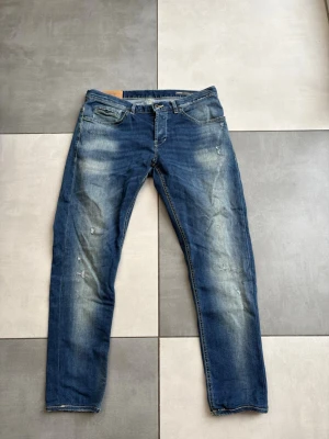 Dondup George Jeans Jerr - Riktigt najs DonDup George Jeans för Herr i storlek 31! (31/31 - passar 30/30 oxå) enligt mina mått ska det passa det nämligen då lappen har åkt av✅ Fint skick, lite schyssta slitningar och så som är medvetet gjorda och uttänkta!| Alltid frakt inom 24h!🚚