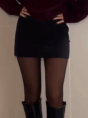 Mini kjol - Mini kjol från Zalando. 🤍 Lappen är borta men passar mig med Xs. Har inbyggda shorts, mycket bra skick!