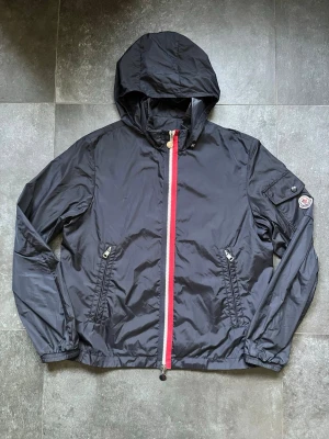 Moncler windbreaker  - Tjena, säljer nu denna riktigt snygga och populära Moncler windbreakern, den är i mycket bra skick, storlek 3/ L, hör av er vid frågor och funderingar🙌🤝 