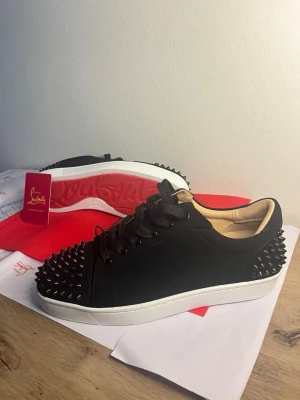 Svarta Louboutin sneakers med nitar - Helt nya och oanvända, box och skopåse medföljer