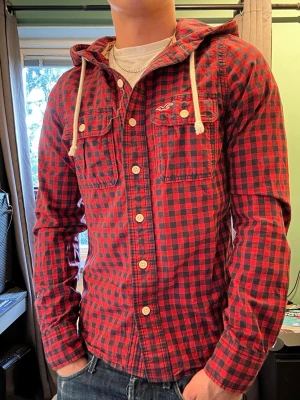 Hollister hoodie skjorta - Snygg skjorta med luva från hollister🤩Väldigt bra skick! Storlek S, är 177cm lång på bilden. Skicka gärna frågor och prisförslag!😁