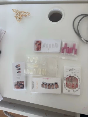 Mixade press on / lös naglar  naglar i olika färger - Säljer flera set press-on naglar i olika färger och former. Inkluderar nude, vita, rosa, svarta och glitterdetaljer. Både mandelformade och fyrkantiga naglar. Perfekt för dig som vill variera din nagelstil snabbt och enkelt. Säljer varje set för 149kr styck 