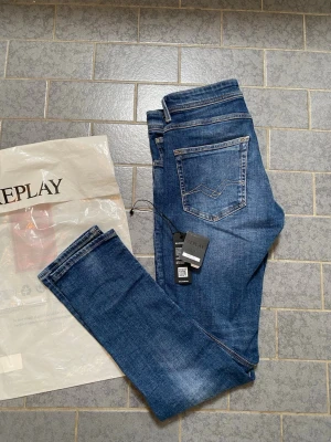 Replay slim fit jeans - Säljer nu mina blåa replay jeans | storlek 30/32 | 9/10 skick, köpta för någon månad sen | köpta för cirka 1600kr | modell är willbi slim fit | skriv vid frågor eller intesse!