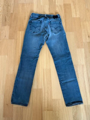 Levis jeans  - Ett par Levis jeans med sjukt fin tvätt och till ett riktigt fyndpris! Byxorna är i storlek 32/32. Byxorna är i fint skick utöver att dem tvättats så modellen inte längre syns därav priset. Skulle det vara några frågor så skriv annars fritt fram att köpa! (Postar inom 24h)