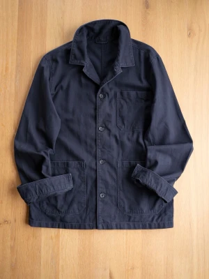 Svart/Navy Chore Jacket med tre fickor - Stilren svart overshirt i bomull med klassisk krage och tre utanpåliggande fickor. Rak passform och knäppning framtill med fyra knappar. Perfekt lager-på-lager-plagg för en avslappnad look.