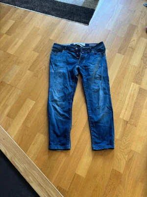 Blå Jacob Cohen jeans  - Säljer ett par Jacob Cohen slim jeans.  Jeansen har en snygg tvätt med lite slitningar och kontrastsömmar. Mjukt denim material. Priset är ej hugget i sten!