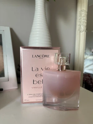 Lancôme La Vie Est Belle Vanille Nude - Lancôme La Vie Est Belle Vanille Nude 50 ml är en elegant parfym i rosa glasflaska. Doften är sensuell och söt med inslag av vanilj och jasmin. Jag har inte använt den så många gånger men säljer för att jag tröttnat på lukten, så jag vill att någon som tycker om den ska få köpa den!!
