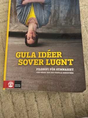 Gula idéer sover lugnt filosofi - Gula idéer sover lugnt är en kursbok i filosofi för gymnasiet, skriven av Lars-Göran Alm och Pernilla Nordström. Omslaget är gult och grått med en person på framsidan. Perfekt för dig som pluggar filosofi och vill ha en tydlig och modern bok.